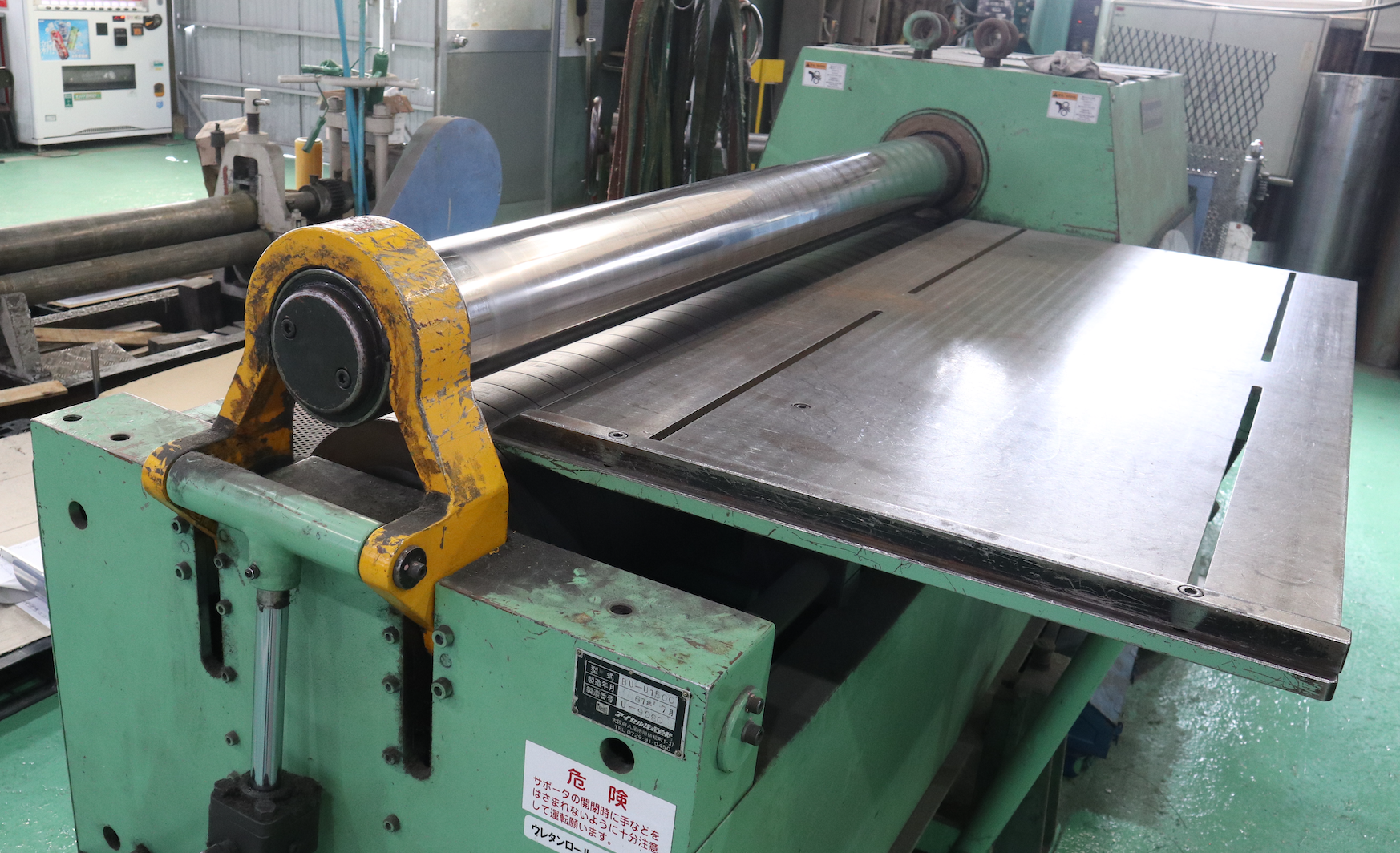 福島工場でのロール曲げ加工|金属板をローラーで滑らかな円筒形に成形する作業