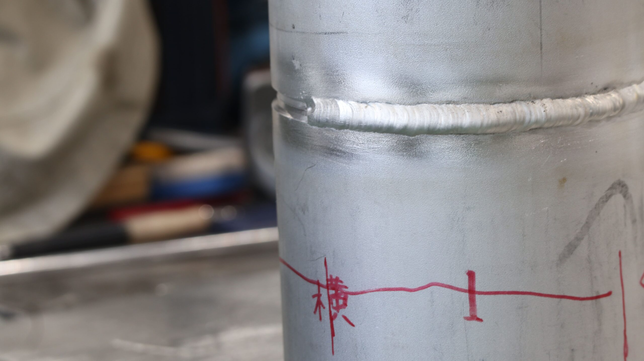 均等に並んだ美しいウロコ模様の溶接ビード