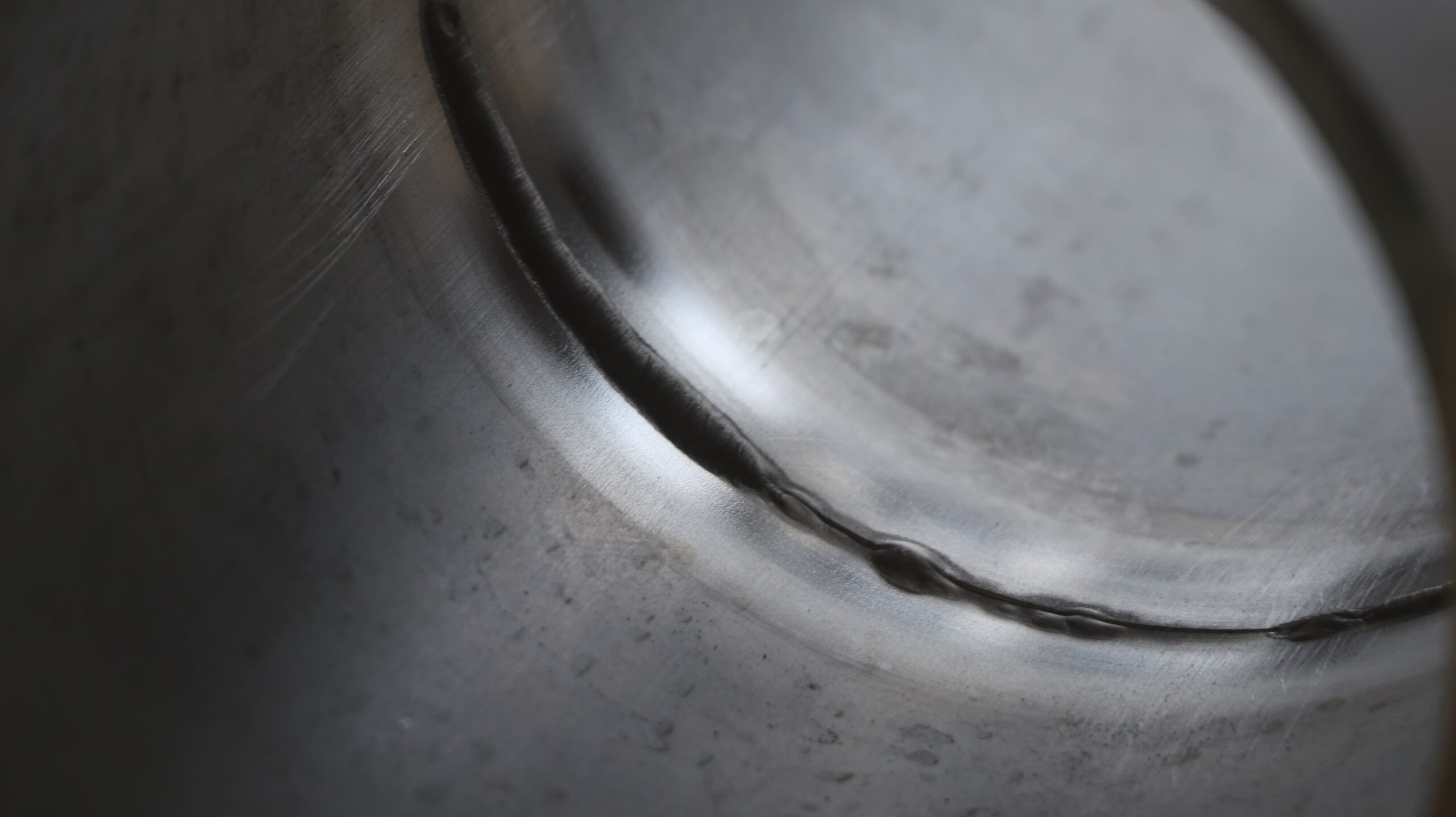 溶接の裏側に滲み出た溶け込みの跡