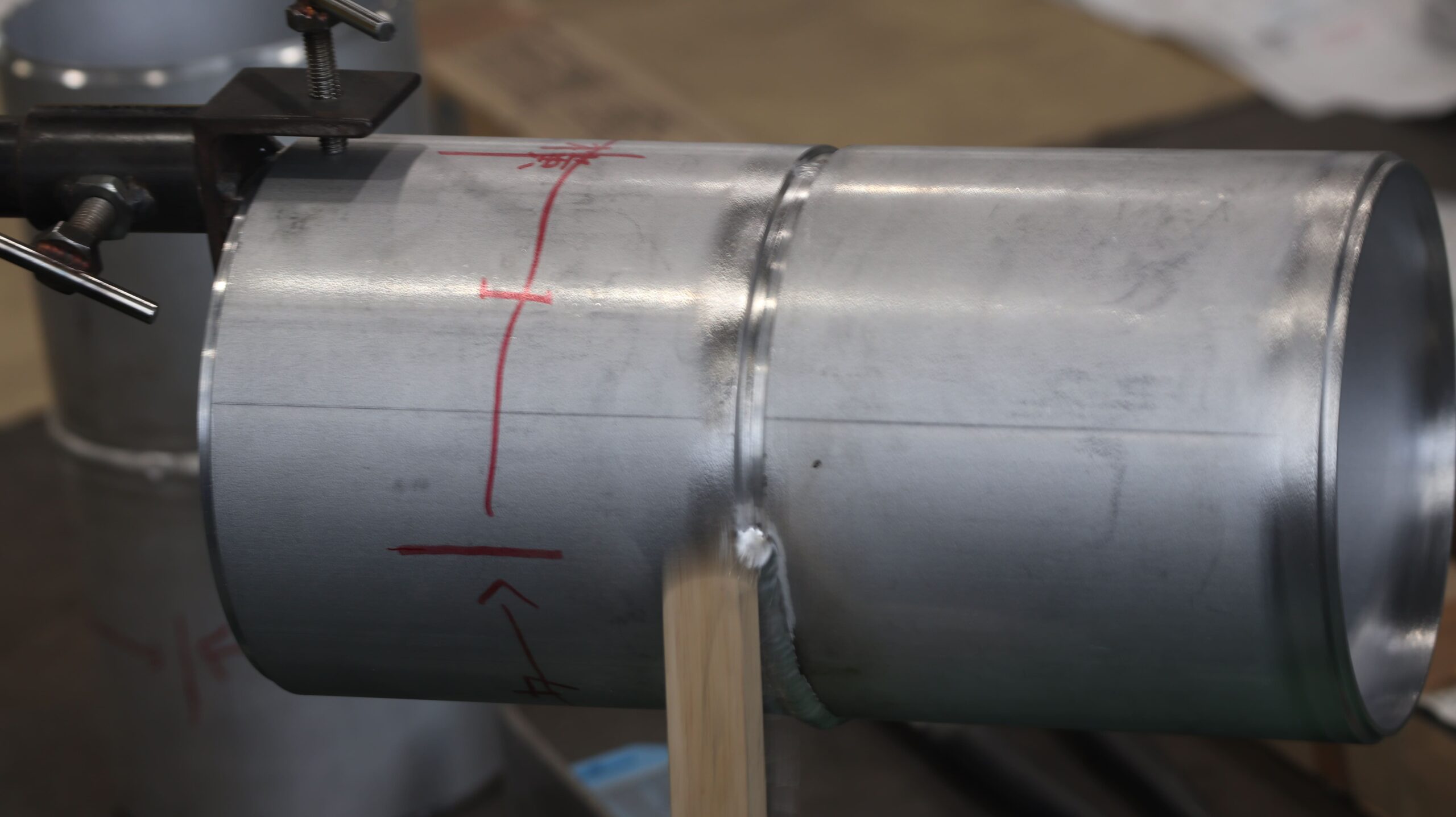 溶接前のブラッシング作業(酸化皮膜の除去)