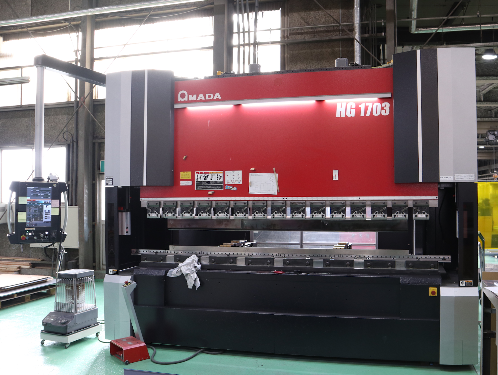 岩代工業 福島工場の曲げ加工の様子|プレスブレーキで金属板を精密に折り曲げる作業風景